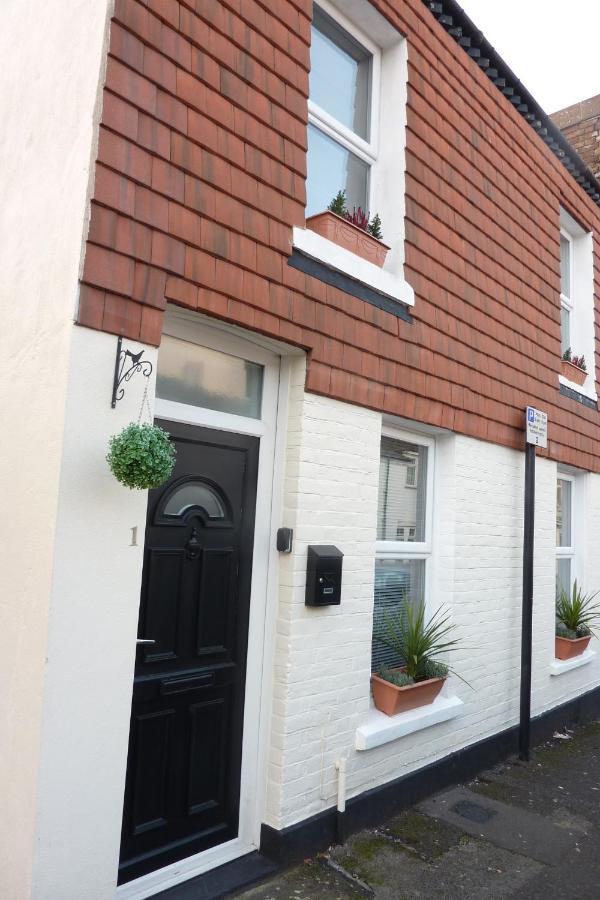 A Wonderful Place In The Hub Of The City, Yet On The Edge Of The Countryside Salisbury Extérieur photo