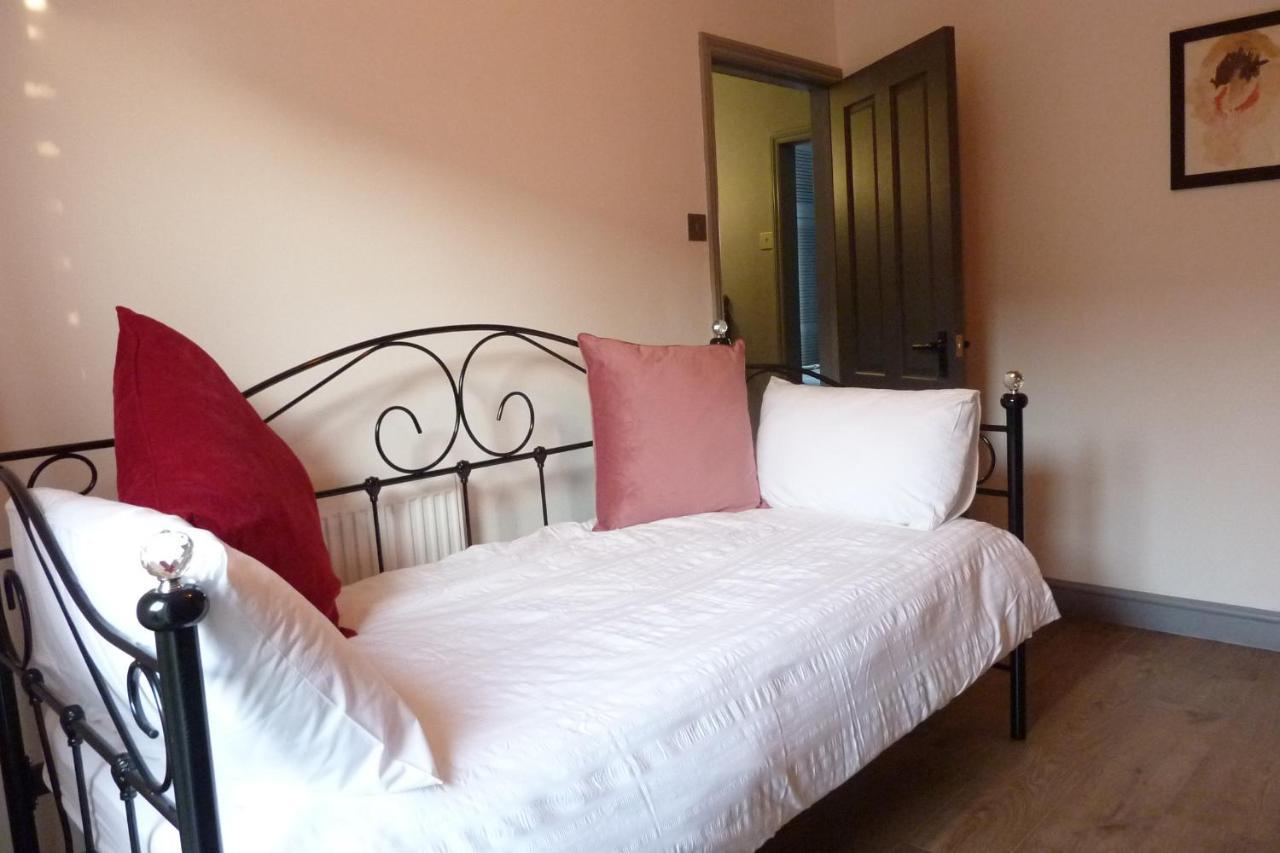 A Wonderful Place In The Hub Of The City, Yet On The Edge Of The Countryside Salisbury Extérieur photo