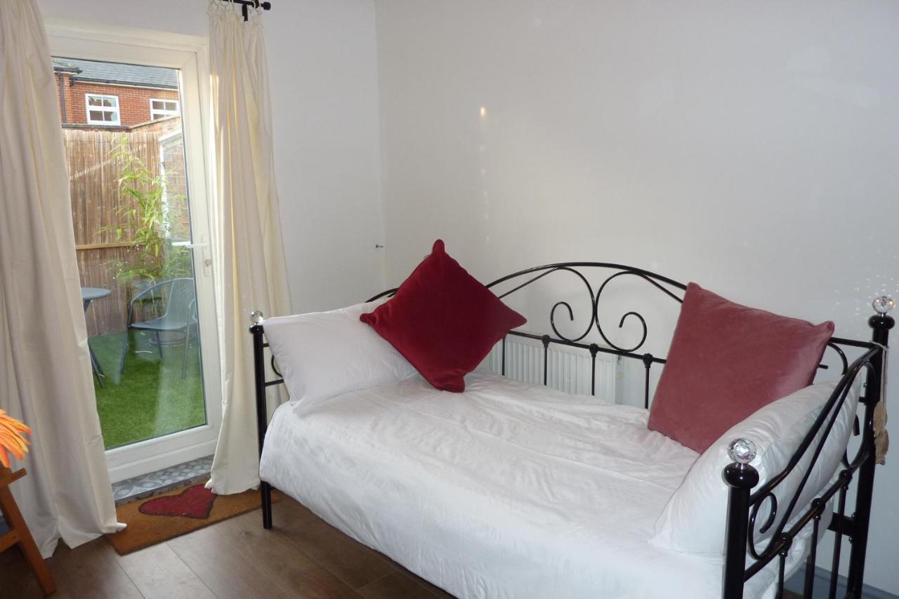 A Wonderful Place In The Hub Of The City, Yet On The Edge Of The Countryside Salisbury Extérieur photo