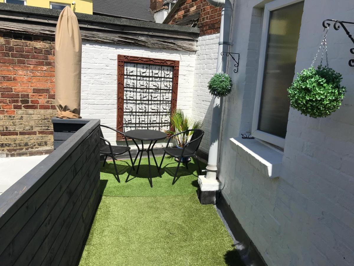 A Wonderful Place In The Hub Of The City, Yet On The Edge Of The Countryside Salisbury Extérieur photo