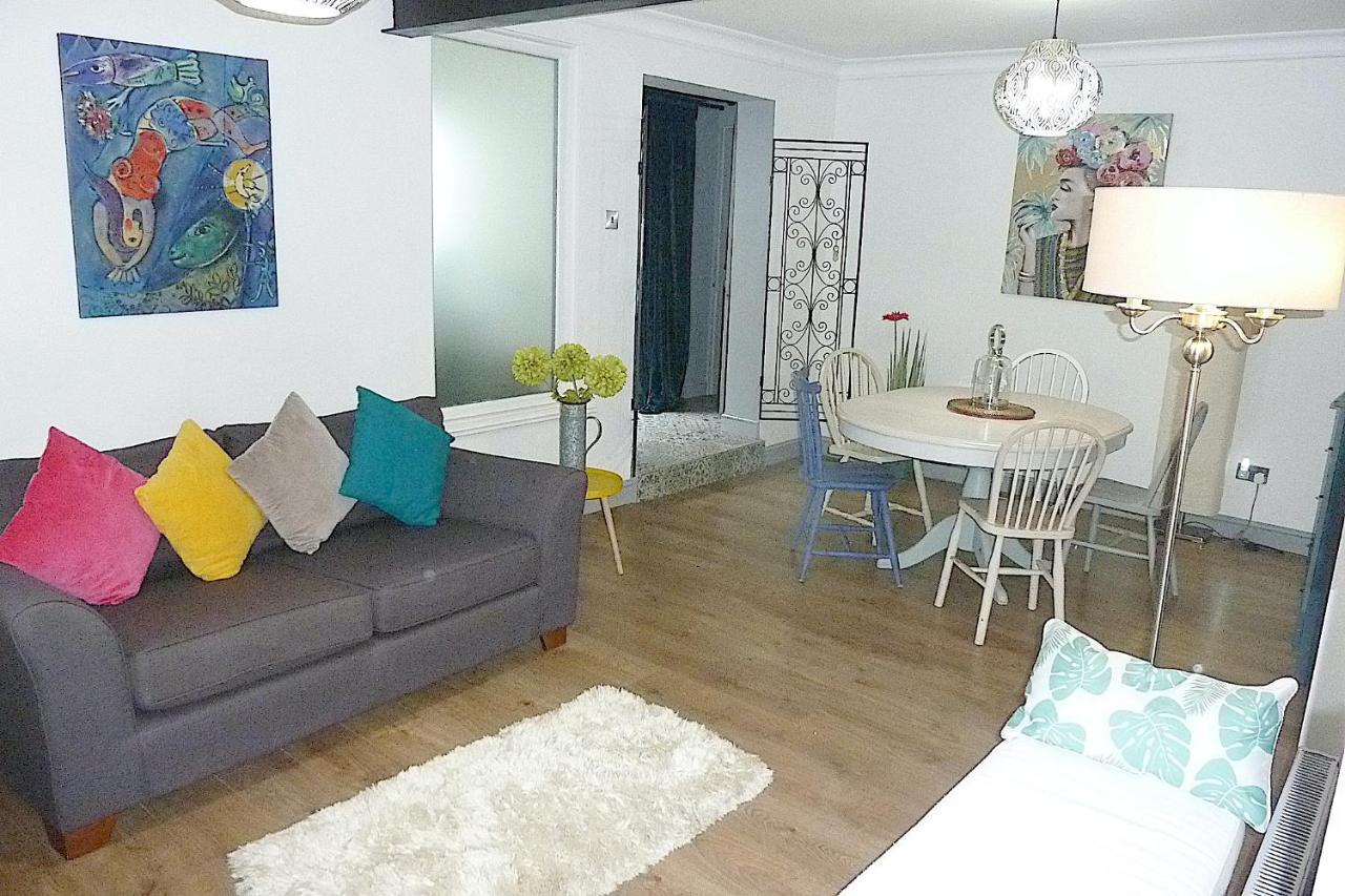 A Wonderful Place In The Hub Of The City, Yet On The Edge Of The Countryside Salisbury Extérieur photo