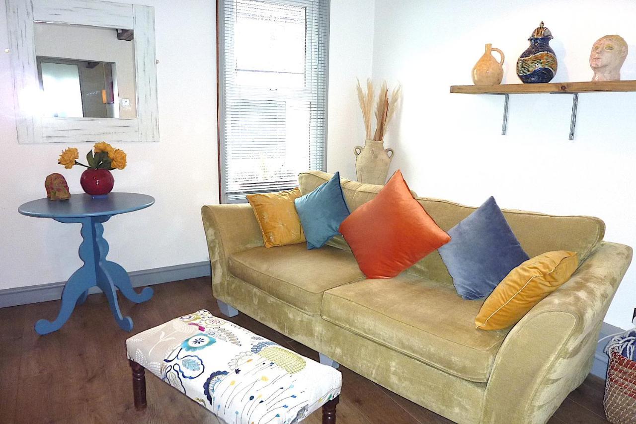 A Wonderful Place In The Hub Of The City, Yet On The Edge Of The Countryside Salisbury Extérieur photo